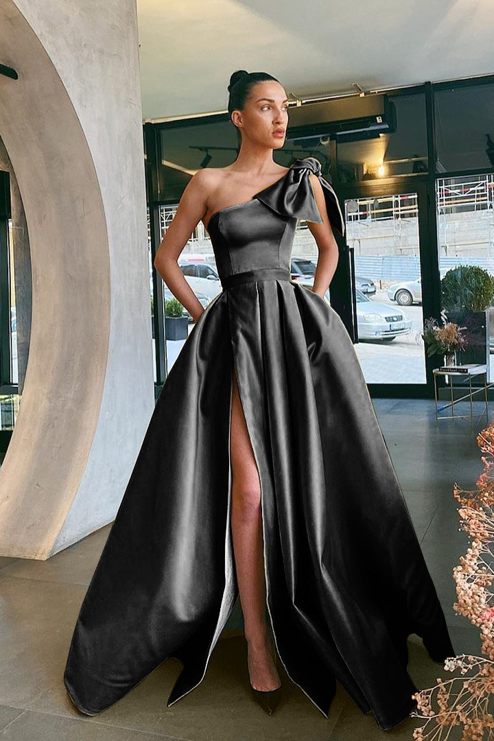 Burgunderrotes langes A-Linien-Abendkleid aus Satin mit einer Schulter und Schlitzen