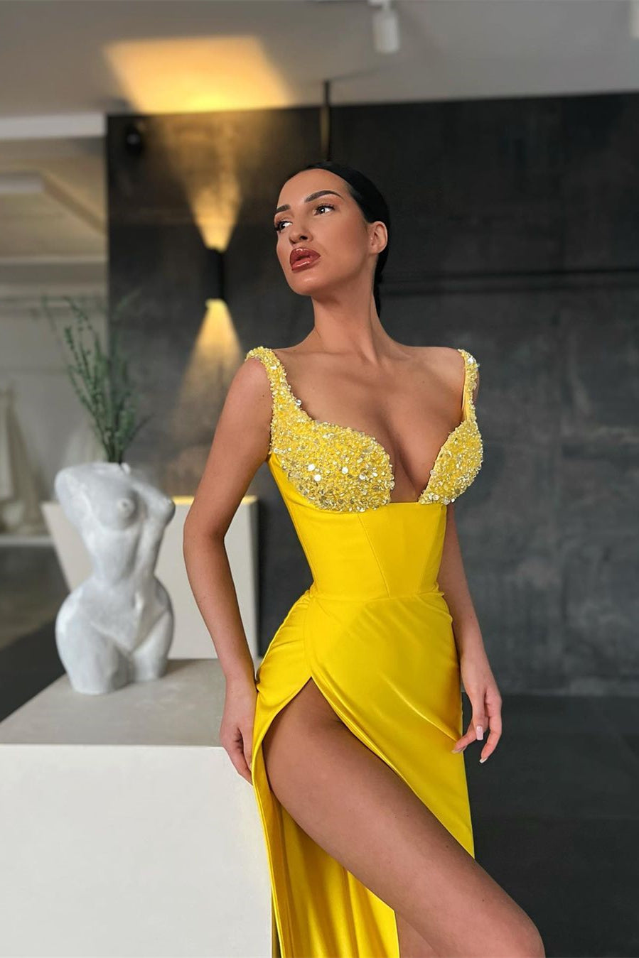 Vestido de noite comprido amarelo com alças de lantejoulas e racha, estilo sereia