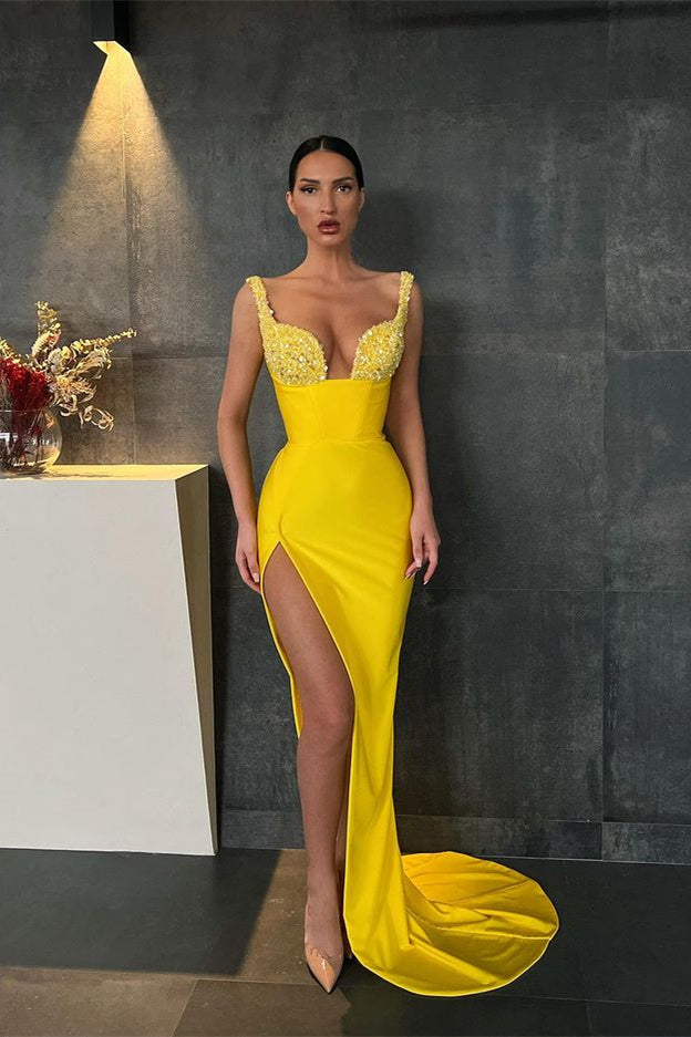 Vestido de noite comprido amarelo com alças de lantejoulas e racha, estilo sereia
