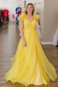 Gelbes langes Ballkleid aus Tüll mit Überwurf, Rüschenträgern und Schlitz