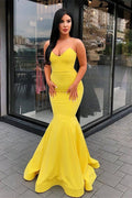 Abito da sera lungo giallo a sirena con scollo a cuore in satin