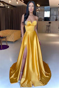 Vestido de noche satinado de corte princesa con escote corazón y abertura