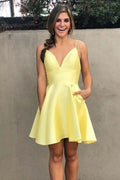 Vestido corto de fiesta para el baile de graduación con escote en V amarillo y tirantes de satén PD279