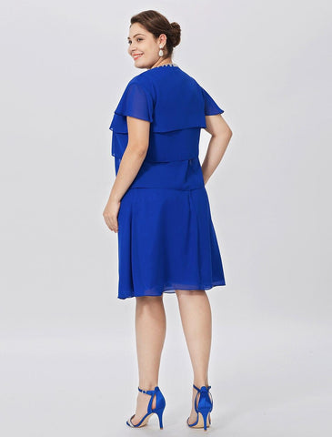 Etuikleid / Säulenkleid für die Mutter der Braut, klassisch und zeitlos, elegant und luxuriös, Übergröße, Rundhalsausschnitt, knielang, Chiffon, kurze Ärmel, mit Kristallen, gestuft