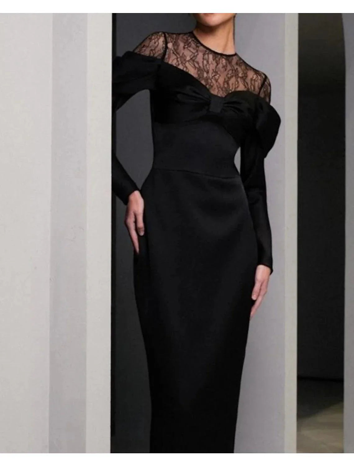 Vestido tubinho/coluna para mãe da noiva, formal, para festa de casamento, elegante, decote redondo, comprimento até ao chão, cetim, renda, manga comprida com laço(s)