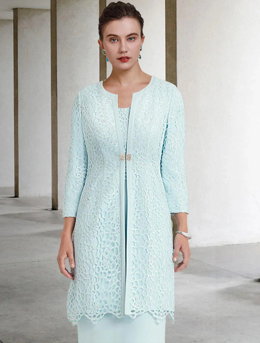 Vestido de mãe da noiva de duas peças com bainha/coluna, elegante, decote em joia, comprimento até ao joelho, renda elástica, chiffon, manga curta, com pregadeira de cristal