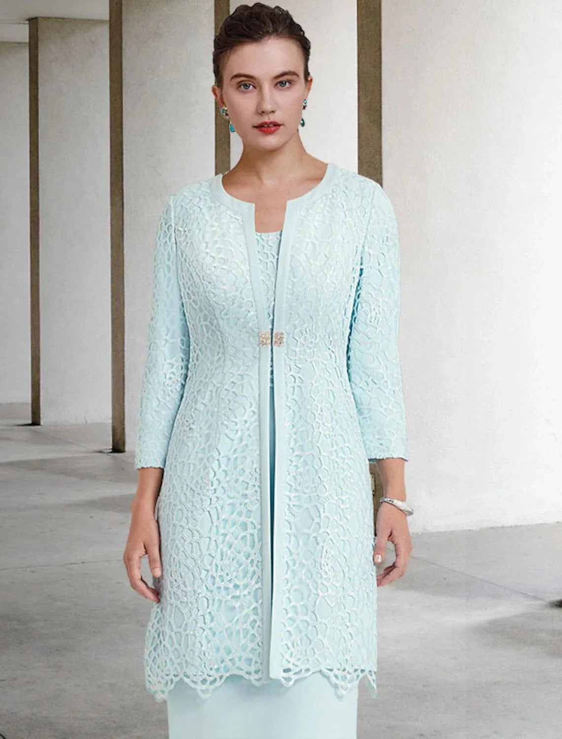 Vestido de mãe da noiva de duas peças com bainha/coluna, elegante, decote em joia, comprimento até ao joelho, renda elástica, chiffon, manga curta, com pregadeira de cristal