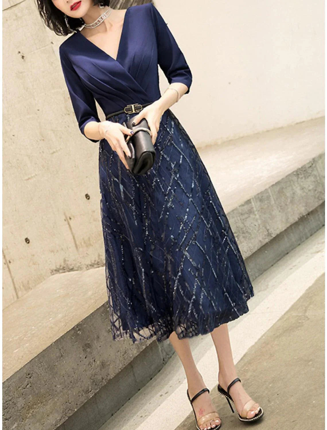 Vestido tubinho/coluna para mãe da noiva, festa de casamento, brilho e cintilante, pequeno, decote em V, comprimento até ao tornozelo, comprimento chá, cetim, lantejoulas, manga 3/4, meia manga com faixa/fita franzida