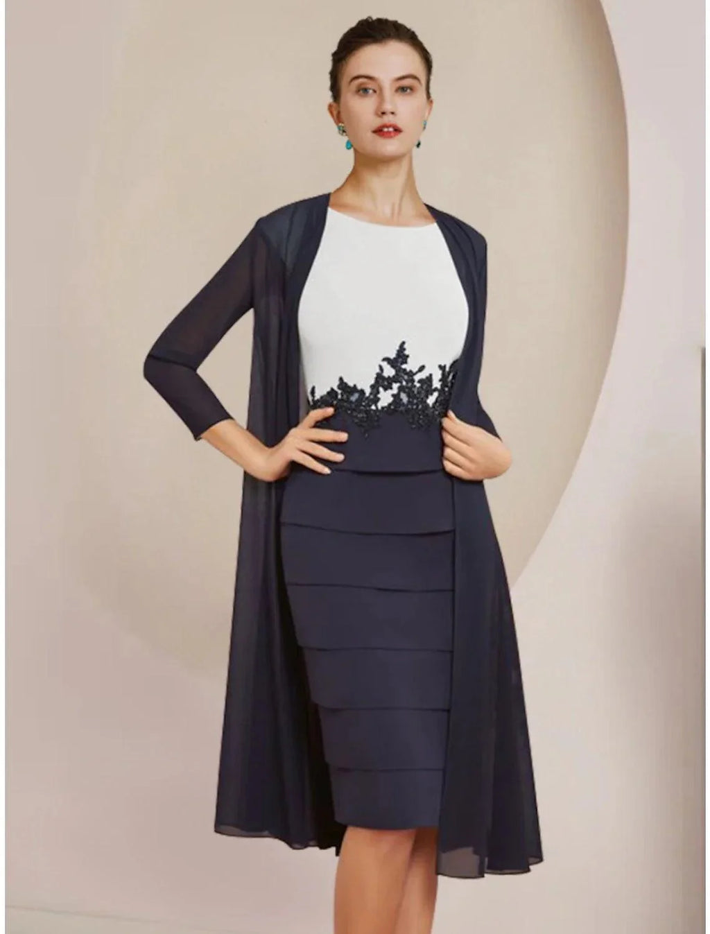 Vestido de mãe da noiva de duas peças, estilo coluna, elegante, pequeno, decote redondo, comprimento até ao joelho, chiffon, renda, manga comprida com franzido